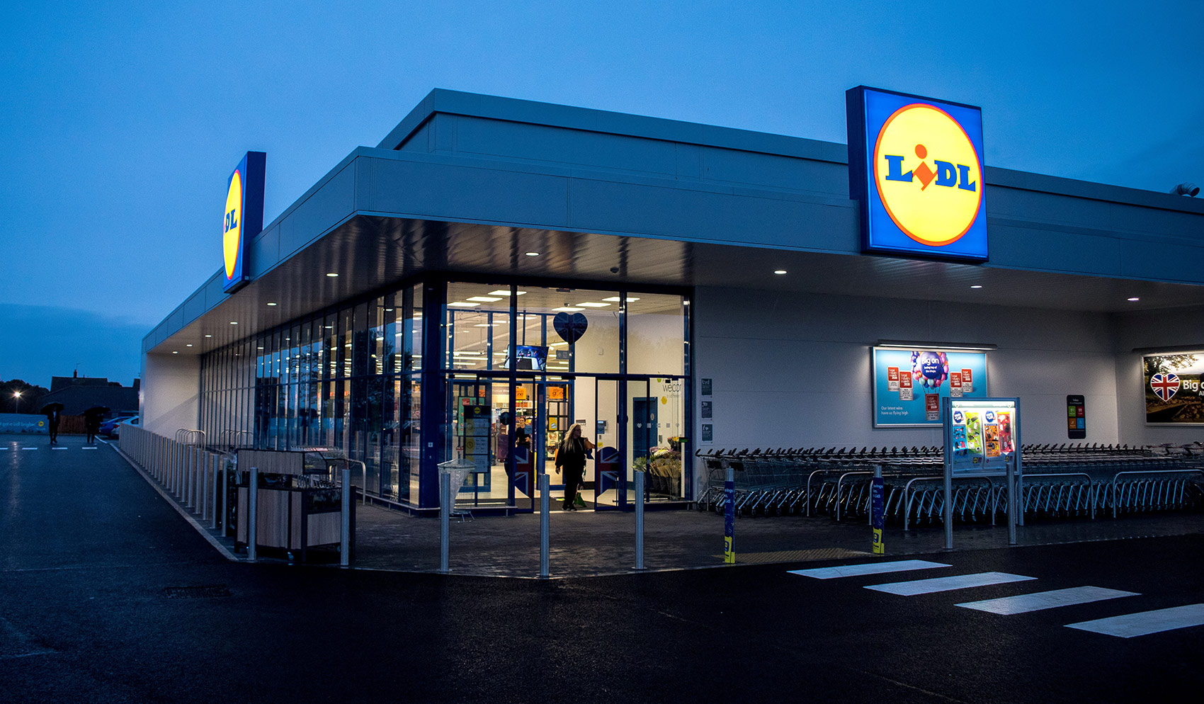 Lisl store entrance at night